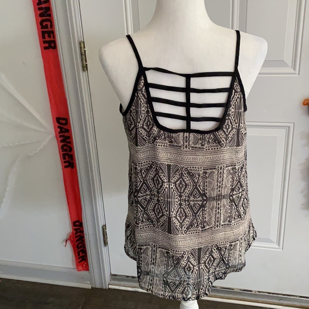 Cute flowy top - Picture 3 of 4